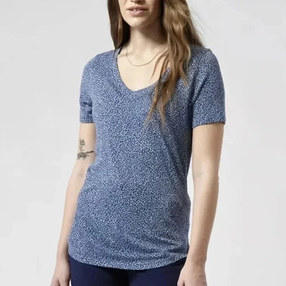 Athleta Breezy Scoop V-Neck Tee in Cheetah / Leopard / Animal Print Blue sz S - Picture 1 of 9
